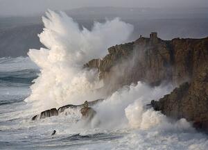 Konstfotografering Massive waves breaking on headland, Cornwall,, David Clapp, (40 x 30 cm)
