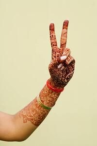 Konstfotografering Close-up of a woman's hand with a peace sign, photosindia, (26.7 x 40 cm)