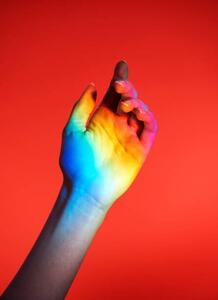 Konstfotografering hand with rainbow colours, Tara Moore, (30 x 40 cm)