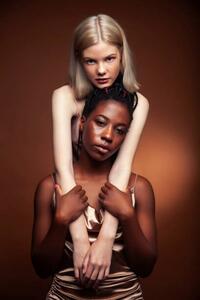 Konstfotografering two pretty girls african and caucasian, YunYulia, (26.7 x 40 cm)