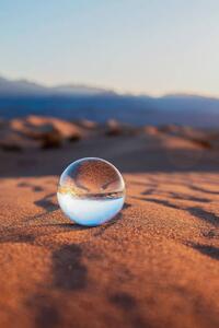 Konstfotografering Glass Sphere on Desert Sand, Lena Wagner, (26.7 x 40 cm)