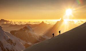 Fotografi Climbers on a snowy ridge at sunrise, Buena Vista Images, (40 x 24.6 cm)