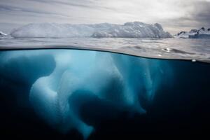 Konstfotografering Iceberg in Antarctica, Brett Monroe Garner, (40 x 26.7 cm)