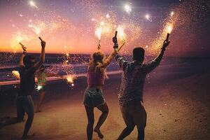 Fotografi Friends running on a beach with fireworks, wundervisuals, (40 x 26.7 cm)