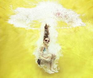 Fotografi Girl jumping into water on yellow background, Stanislaw Pytel, (40 x 35 cm)