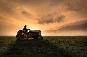 Fotografi Farmer riding tractor, Bill Hinton Photography, (40 x 26.7 cm)