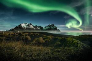 Konstfotografering northern lights over Vestrahorn moutain , Iceland, Peerasit Chockmaneenuch, (40 x 26.7 cm)