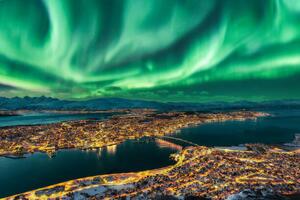 Konstfotografering Aurora Borealis dancing over Tromso Urban, Juan Maria Coy Vergara, (40 x 26.7 cm)