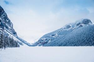 Konstfotografering Snowy mountains in remote landscape, Lake, Jacobs Stock Photography Ltd, (40 x 26.7 cm)