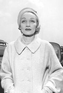 Fotografi Marlene Dietrich at Paris Airport Before Going To Montecarlo For Film The Monte Carlo Story 1956