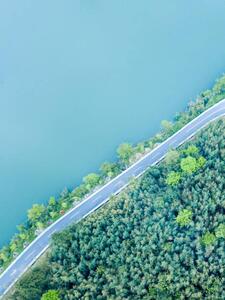 Konstfotografering Highway beside the lake, Tingting Wu, (30 x 40 cm)