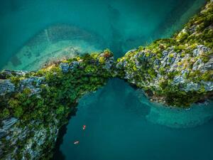 Fotografi Drone view on rocks and canoes, Nikada
