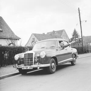 Fotografi Mercedes Benz 190, Hamburg 1957, (40 x 40 cm)