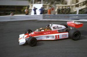 Fotografi James Hunt in a McLaren