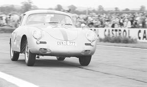Fotografi Fritz Hahnl Jr in a Porsche 356B Carrera, (40 x 26.7 cm)