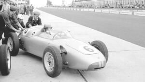Fotografi Hans Herrmann in a porsche being pushed out of the pits, 1960, (40 x 22.5 cm)