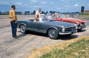 Fotografi Stirling Moss and Rob Walker 230sl at Silverstone, 1960