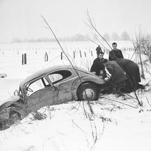Fotografi A Volkswagen beetle had an accident and was found in the roadside ditch, Germany 1960s