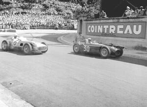 Fotografi Stiriling Moss in the mercedes and Eugenio Castellotti driving the lancia d50 passing the gasworks, 1955