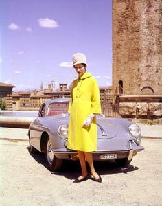 Fotografi 1962, une jeune femme posant devant une Porsche 356 B
