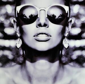 Tavla Woman with sunglasses