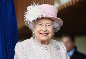 Fotografi Queen Elizabeth II at the Chichester Theatre, Stuart C. Wilson