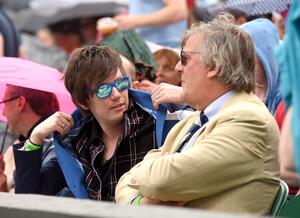 Fotografi Elliott Spencer and Stephen Fry At Wimbledon 2015, Karwai Tang