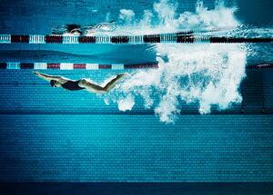 Fotografi Female swimmer underwater in pool, Henrik Sorensen