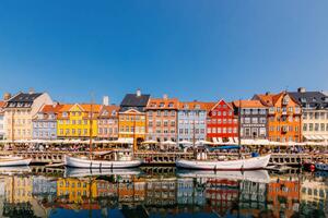 Fotografi Multi-colored vibrant houses along Nyhavn harbour, Alexander Spatari