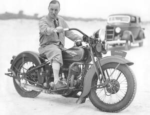 Fotografi Malcolm Campbell On A Harley