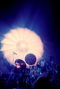 Fotografi February 1977: concert of rock band Pink Floyd at the Paris Pavilion: drummer Nick Mason