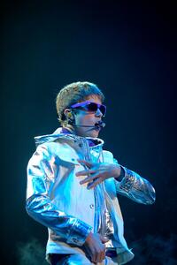 Fotografi Justin Bieber performing at the NIA