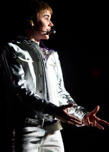 Fotografi Justin Bieber performing at the NIA