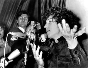 Fotografi Bob Dylan during a Press Conference, Paris, 23 May 1966