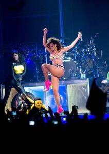 Fotografi Rihanna in concert at the Echo Arena in Liverpool 2011