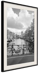 Inramad Poster / Tavla - Bicycles Against Canal - 30x45 Svart ram med passepartout