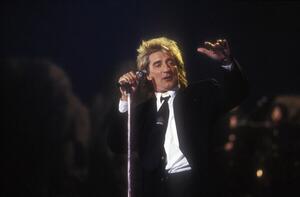 Fotografi Portrait of rock singer Rod Stewart on stage in 1990