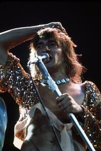 Fotografi Rod Stewart in concert with rock band The Faces, 1972