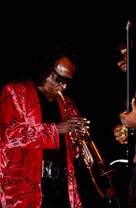 Fotografi Miles Davis, during a live performance, 1970-80