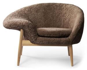 Warm Nordic - Fried Egg Chair / Oiled Oak - Fåtölj - Sheepskin (Drake Brown) - L99 x W68 x H68 cm
