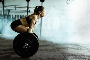 Fotografi Side view of athletic woman exercising, skynesher