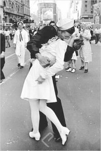 Poster, Affisch Eisenstaedt -Kissing on VJ Day