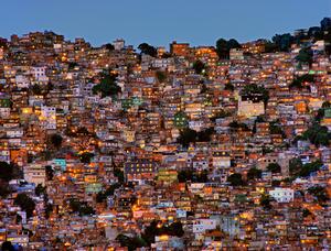 Fotografi Nightfall in the Favela da Rocinha, Adelino Alves