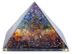 Orgonitpyramid med stenar