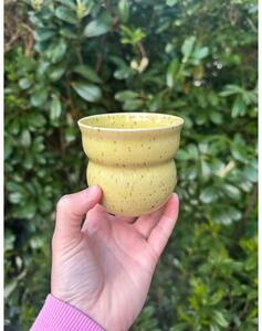 KRAKI Ceramics - Curvy cup - Kopp - Gul - D9 x H8 cm, 250 ml