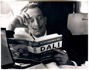 Fotografi Salvador Dali reading his biography, 6 May, 1959