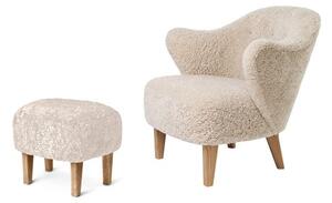 Audo Copenhagen - Ingeborg m/Fodskammel - Fåtölj - Sheepskin / Moonlight / Natural Oak - H76 x L81 x W76 cm