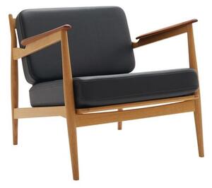 Magnus Olesen - Model 107 Lounge Chair - Lounge stol - Frame: Oiled oak / Armrests: Oiled teak / Cushions: Savanne 30314 black - L: 71 x W: 74 x H: 68 x SH: 40 cm