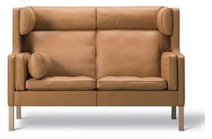 Fredericia Furniture - Mogensen 2-Seater Coupé Sofa 2292 by Børge Mogensen - Soffa för 2 personer - Primo 75 Cognac / Clear Lacquered Oak - W154 x D89 x H106 x SH42 cm