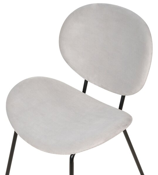 Set om 2 Matstolar Ljusgrå Sammet Armlösa Benkåpor Svarta järnben Modern Retro Design Sittplatser i matsalen Beliani